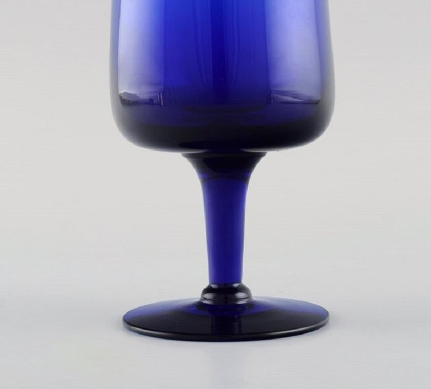 Monica Bratt für Reijmyre, fünf Gläser aus blauem mundgeblasenem Kunstglas (Glaskunst) im Angebot