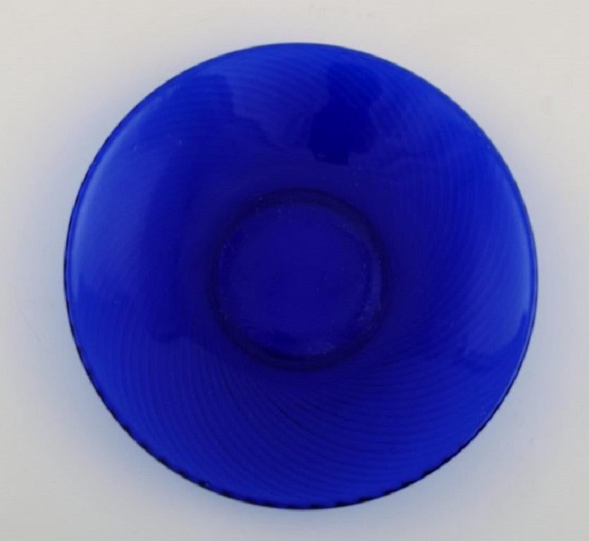 Monica Bratt pour Reijmyre. Quatre assiettes en verre d'art bleu soufflé à la bouche. Milieu du 20e siècle.
Diamètre : 15,5 cm.
En excellent état avec une usure mineure.
 