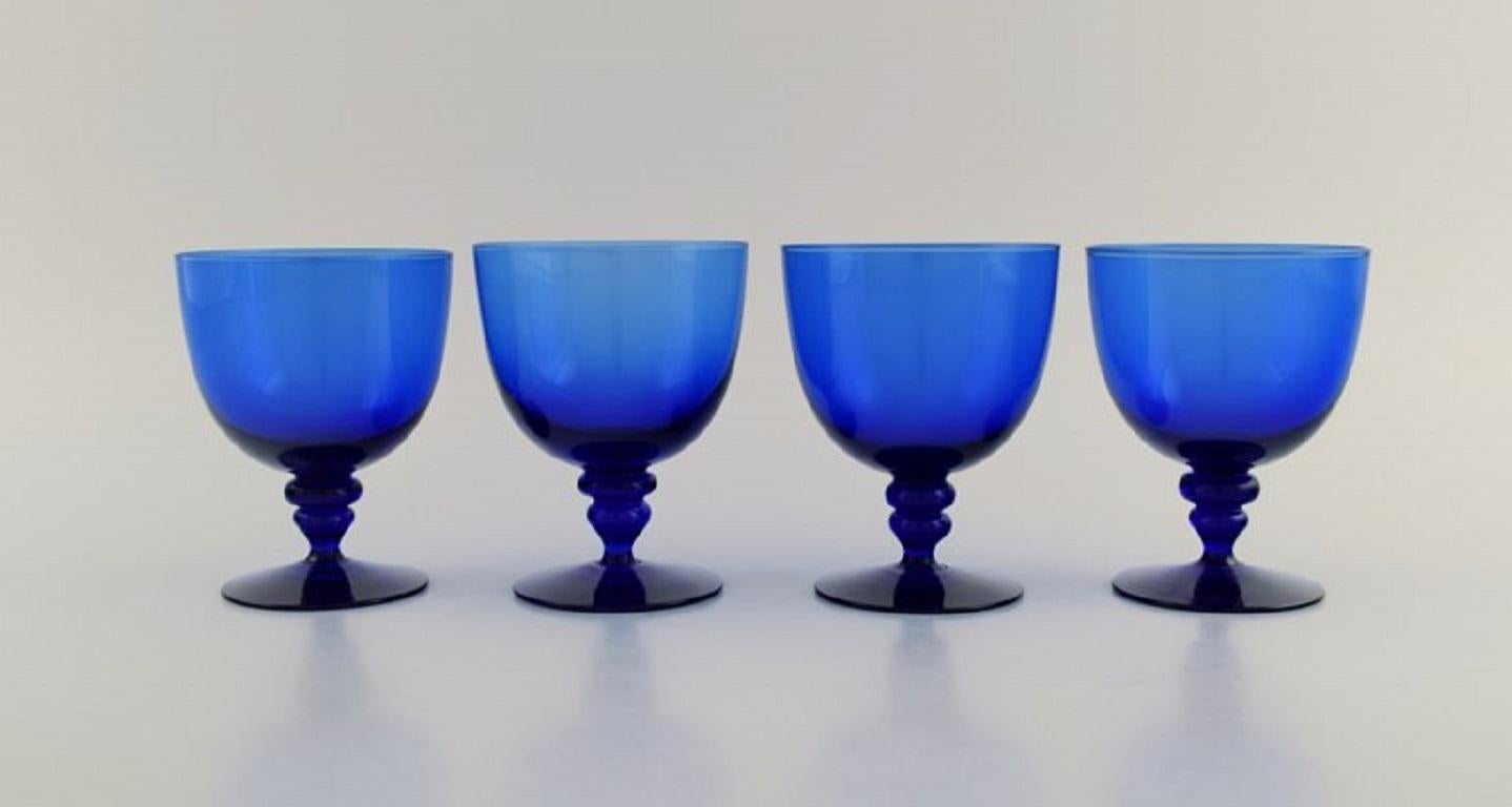 Monica Bratt pour Reijmyre. Quatre verres à vin en verre d'art soufflé à la bouche de couleur bleue. 
Design suédois, milieu du 20e siècle.
Mesures : 11 x 8,7 cm.
En parfait état.