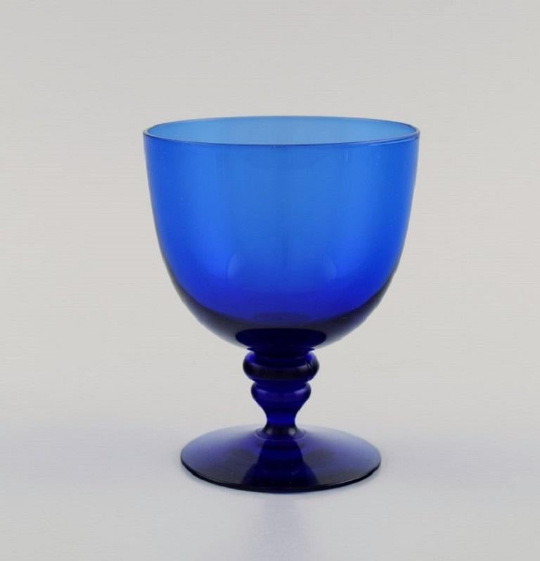 Scandinave moderne Quatre verres à vin en verre d'art soufflé à la bouche bleu Monica Bratt pour Reijmyre en vente