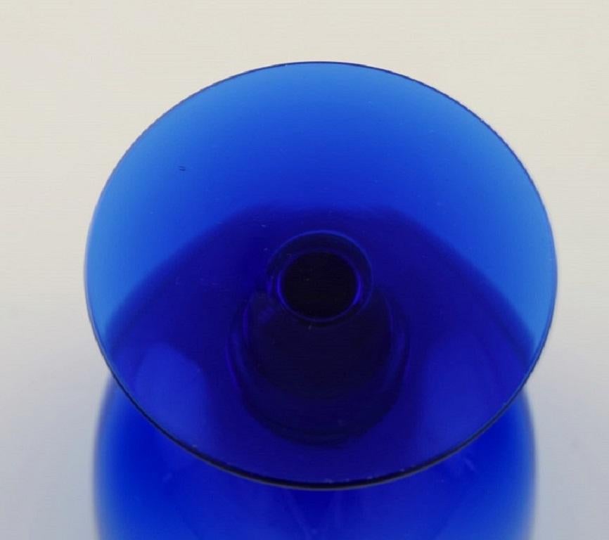 20ième siècle Quatre verres à vin en verre d'art soufflé à la bouche bleu Monica Bratt pour Reijmyre en vente