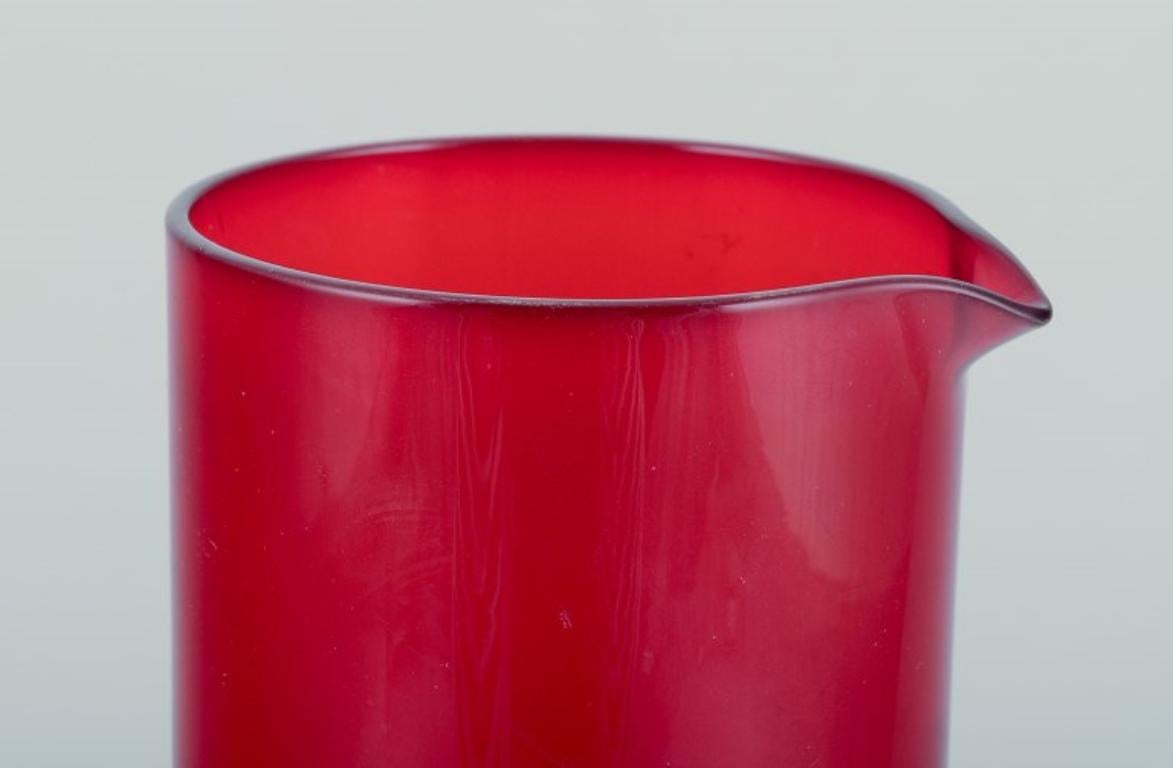 Monica Bratt pour Reijmyre, Suède.
Grand arrosoir en verre d'art bourgogne soufflé à la bouche.
Dans les années 1960/1970.
Parfait état.
Dimensions : H 27,2 cm x P 8,5 cm : H 27,2 cm x P 8,5 cm.

