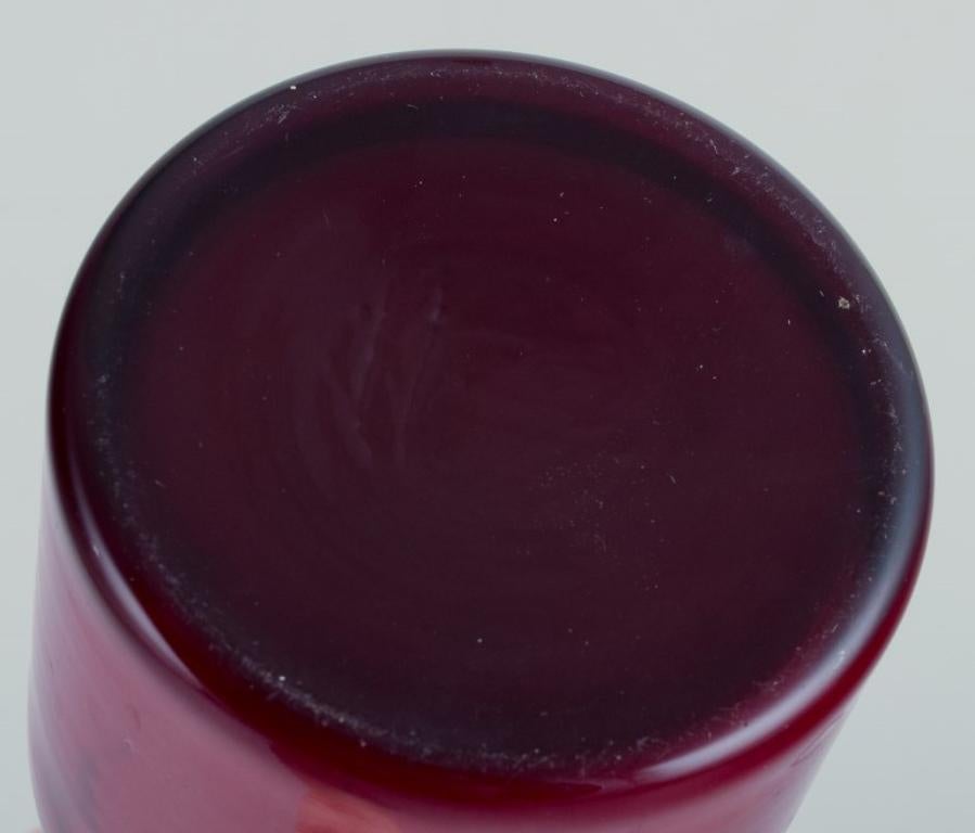 Suédois Monica Bratt pour Reijmyre. Grand vase/boîte d'eau en verre d'art bordeaux en vente