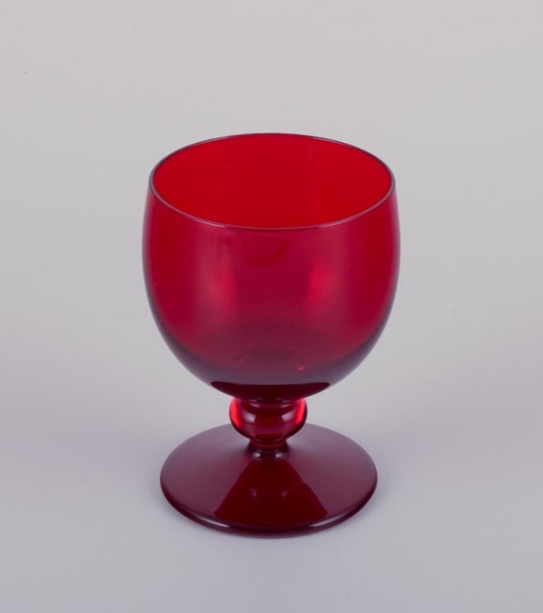 Monica Bratt für Reijmyre. Set von vier kleinen Weingläsern aus rotem Kunstglas (Skandinavische Moderne) im Angebot