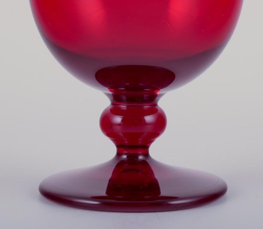 Monica Bratt für Reijmyre. Set von vier kleinen Weingläsern aus rotem Kunstglas im Zustand „Hervorragend“ im Angebot in Copenhagen, DK