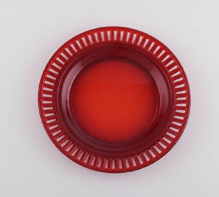 Monica Bratt for Reijmyre. Six plates in red mouth-blown art glass, 1950s / 60s.
Measure: Diameter: 18 cm.
In excellent condition.