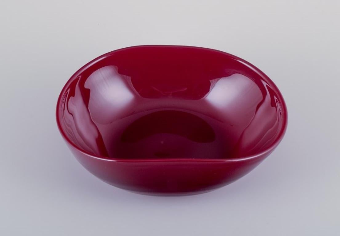 Suédois Monica Bratt pour Reijmyre, Suède. Grand bol ovale en verre d'art rouge vin en vente
