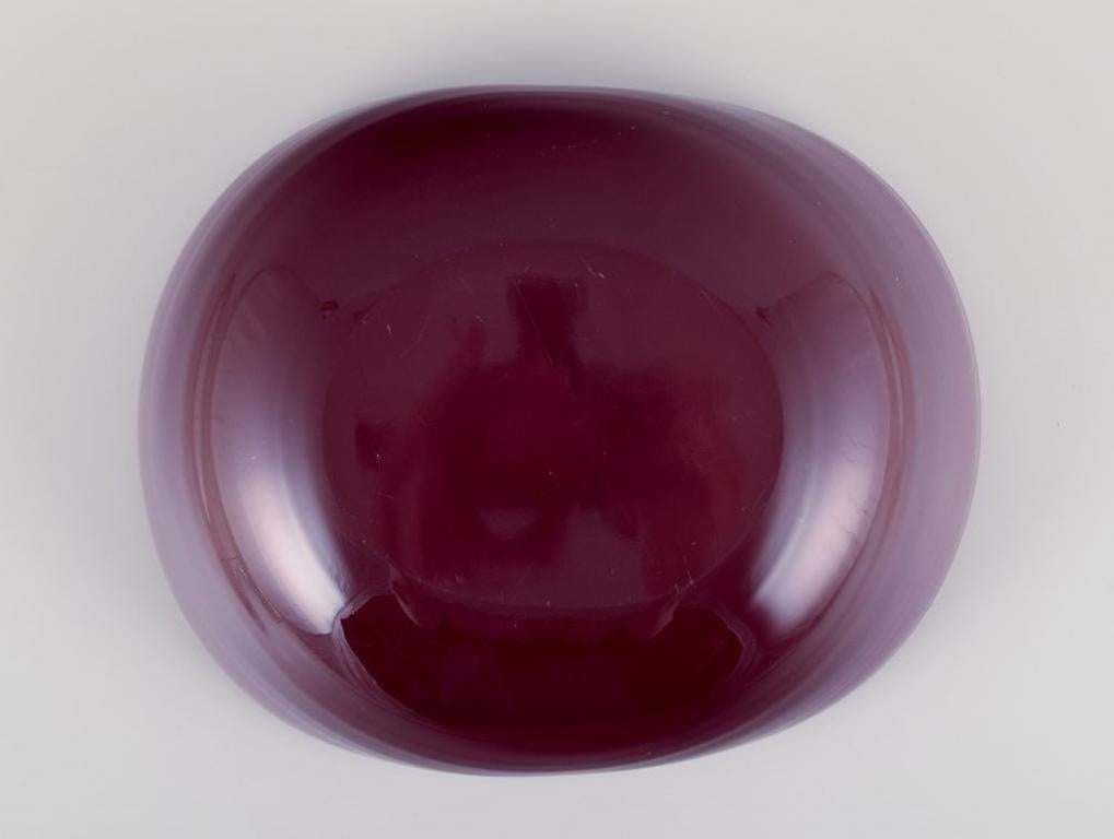 Monica Bratt pour Reijmyre, Suède. Grand bol ovale en verre d'art rouge vin Excellent état - En vente à Copenhagen, DK