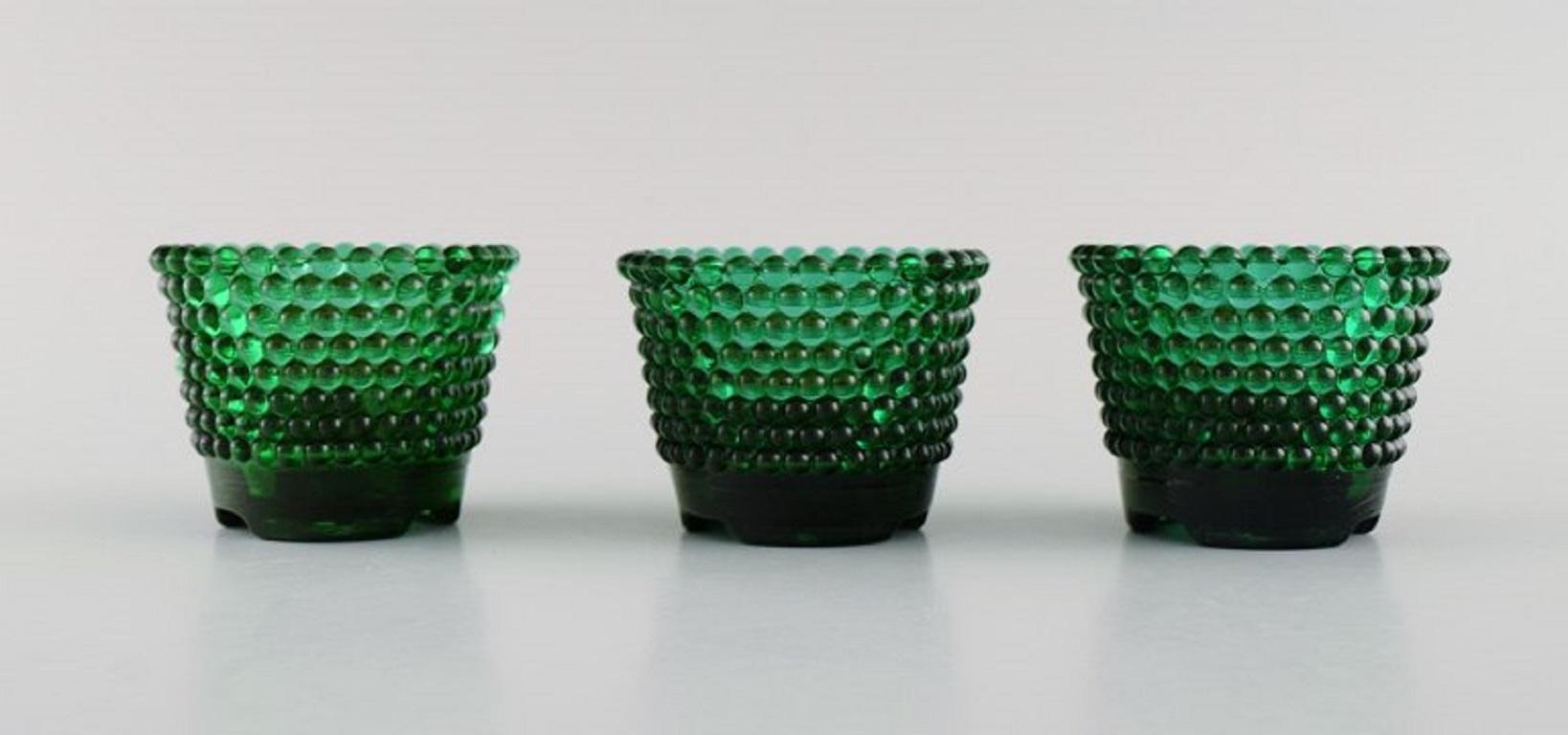 Monica Bratt per Reijmyre. Tre candelieri Pärlan per piccole candele in vetro artistico soffiato a bocca. 1950s.
Misure: 7,5 x 6 cm.
In ottime condizioni.
Adesivo.