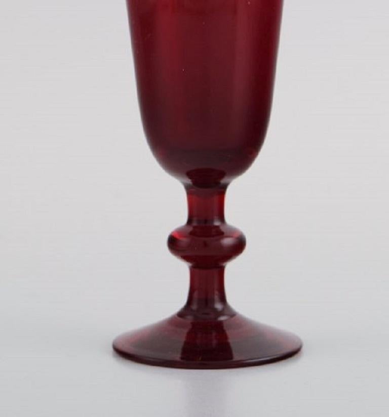 Suédois Monica Bratt pour Reijmyre, douze verres à liqueur en verre d'art soufflé à la bouche rouge en vente