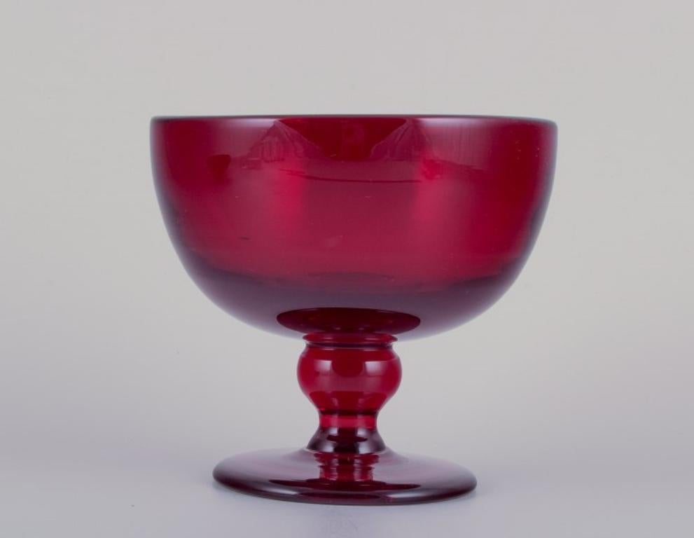 Monica Bratt für Reijmyre. Zwei Schalen aus mundgeblasenem, weinrotem Kunstglas (Skandinavische Moderne) im Angebot