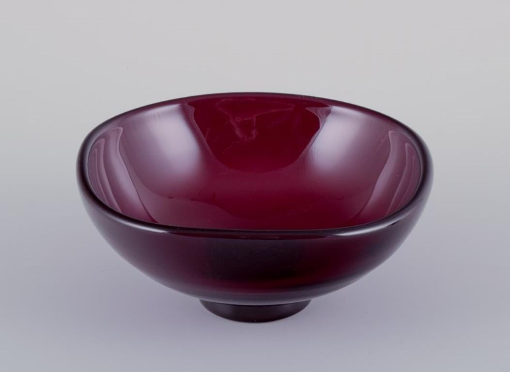 Scandinavian Modern Monica Bratt for Reijmyre. Two bowls in wine-red mouth-blown art glass For Sale