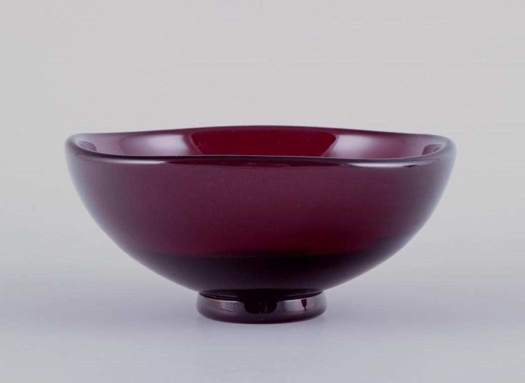 Swedish Monica Bratt for Reijmyre. Two bowls in wine-red mouth-blown art glass For Sale