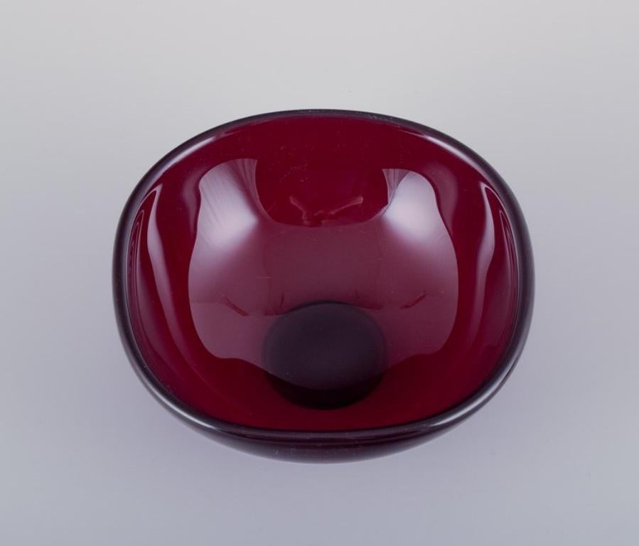 Monica Bratt for Reijmyre. Two bowls in wine-red mouth-blown art glass In Excellent Condition For Sale In Copenhagen, DK