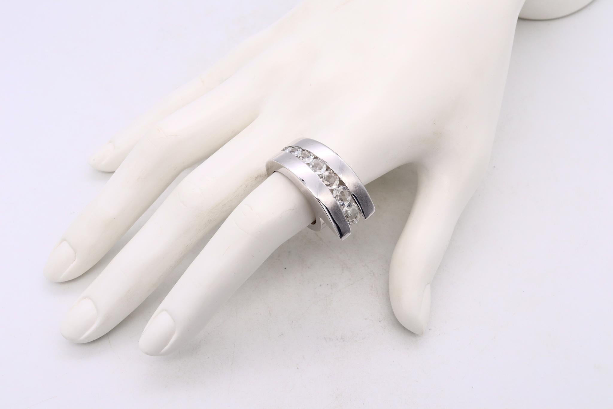 Geometrischer Cocktailring, entworfen von Monica Coscioni. 

Dieser wunderschöne zeitgenössische Ring wurde im Atelier der Schmuckdesignerin Monica Coscioni entworfen. Sie befindet sich in der Stadt Orvieto, in der Nähe von Rom. Dieser ultramoderne