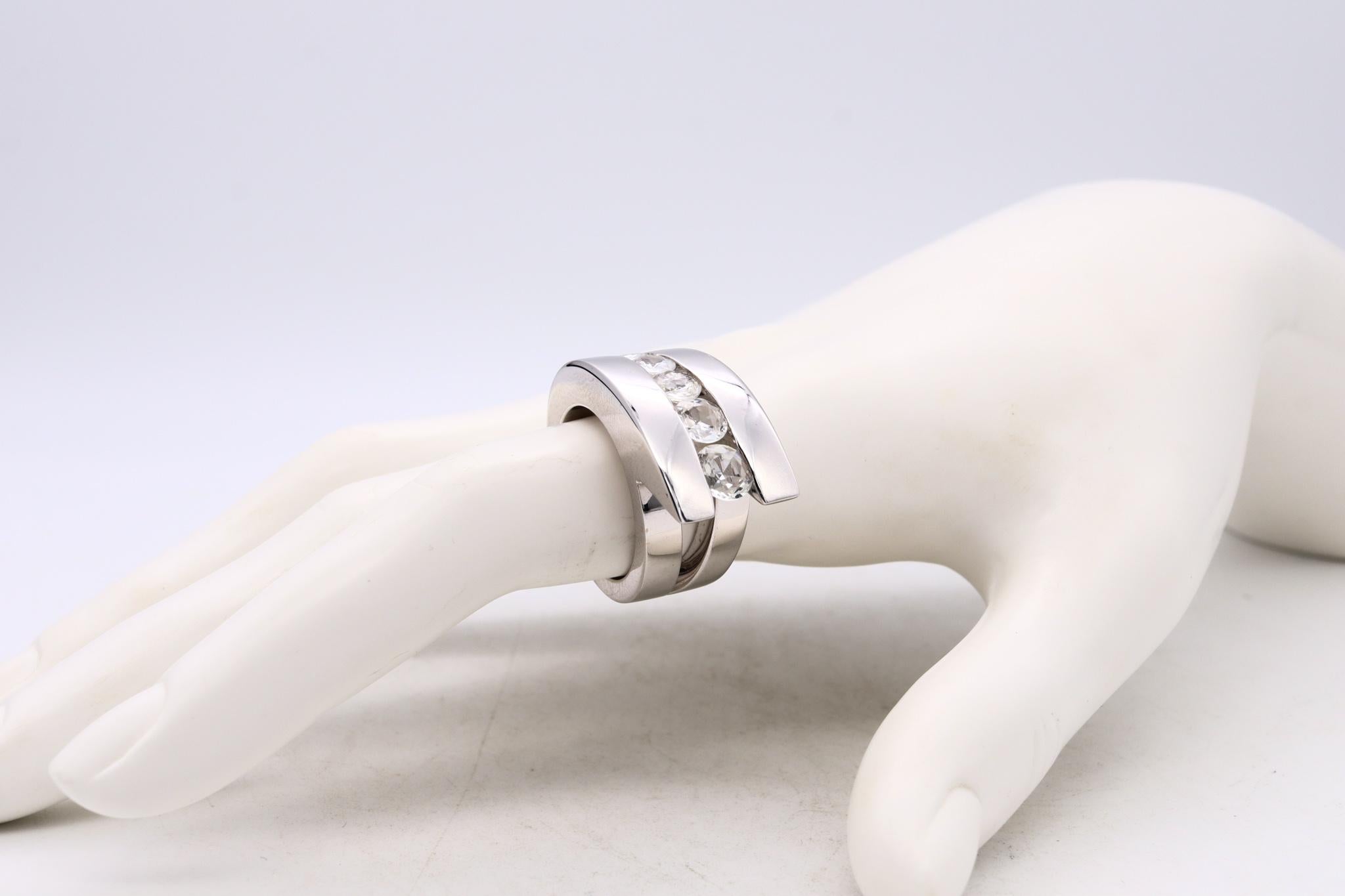 Monica Coscioni Geometrischer Ring aus 18 Karat Gold mit 3,65 Gesamtkaratgewicht weißen Saphiren (Moderne) im Angebot