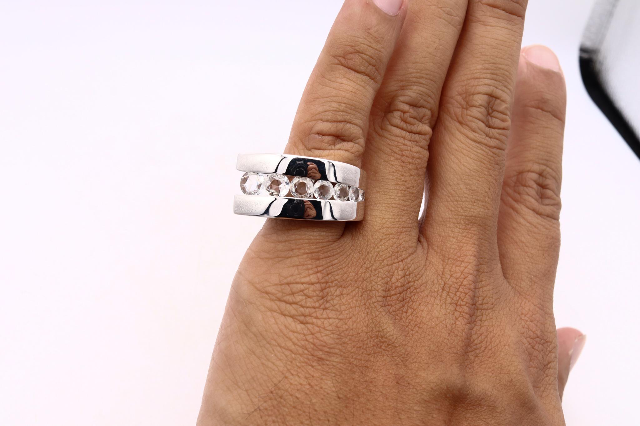 Monica Coscioni Geometrischer Ring aus 18 Karat Gold mit 3,65 Gesamtkaratgewicht weißen Saphiren (Rosenschliff) im Angebot