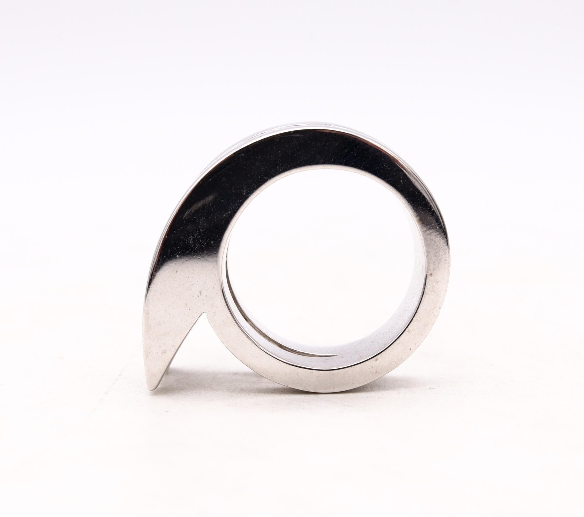 Monica Coscioni Geometrischer Ring aus 18 Karat Gold mit 3,65 Gesamtkaratgewicht weißen Saphiren für Damen oder Herren im Angebot