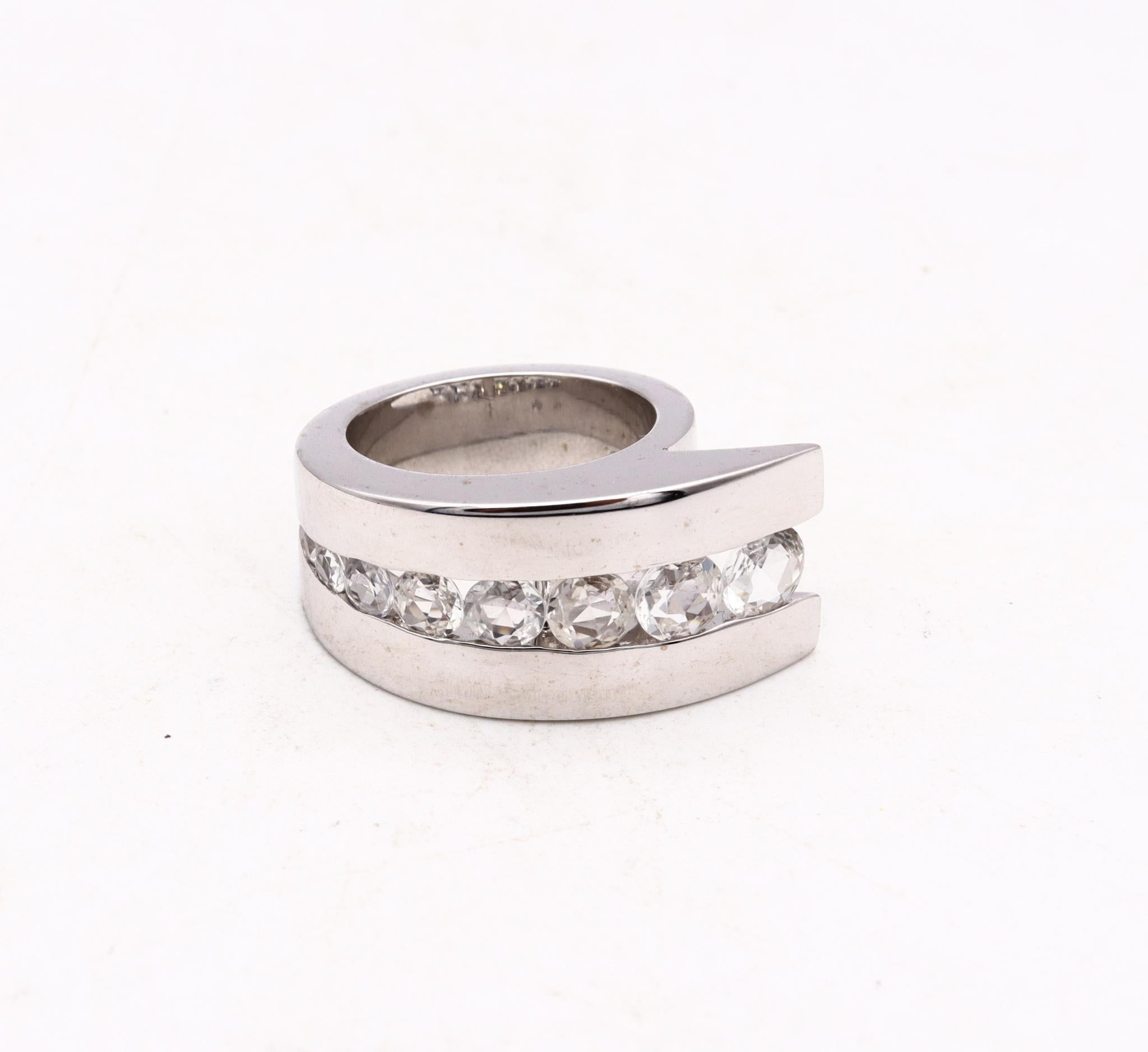 Monica Coscioni Geometrischer Ring aus 18 Karat Gold mit 3,65 Gesamtkaratgewicht weißen Saphiren im Angebot 1