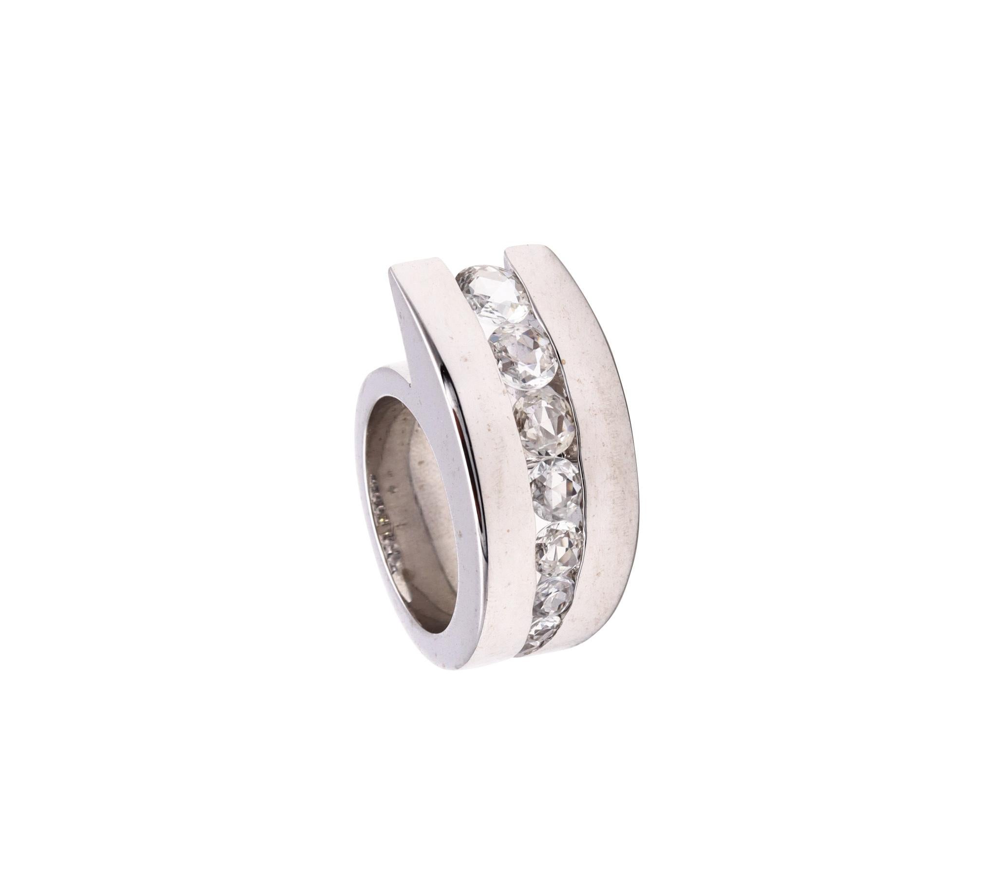 Monica Coscioni Geometrischer Ring aus 18 Karat Gold mit 3,65 Gesamtkaratgewicht weißen Saphiren im Angebot 2