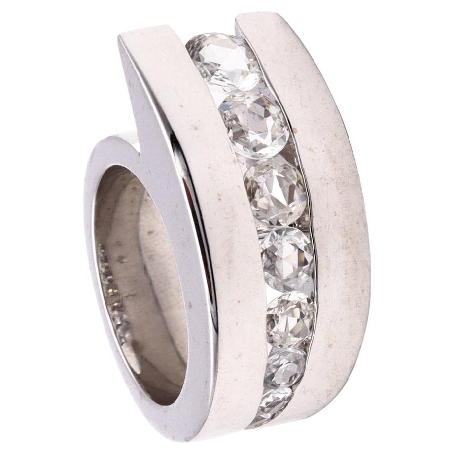 Monica Coscioni Geometrischer Ring aus 18 Karat Gold mit 3,65 Gesamtkaratgewicht weißen Saphiren im Angebot