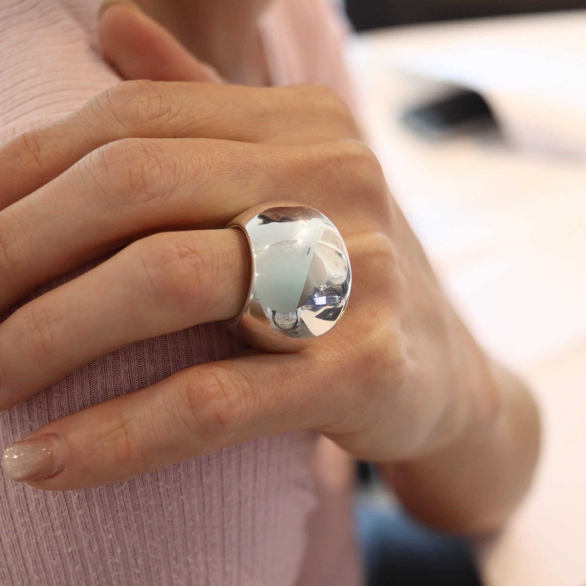 Bague sculpturale moderniste conçue par Monica Coscioni. 

Magnifique et élégante bague contemporaine créée dans la ville de Monica/One en Italie dans l'atelier de joaillerie de la créatrice Monica Coscioni. Cette bague moderniste a été fabriquée