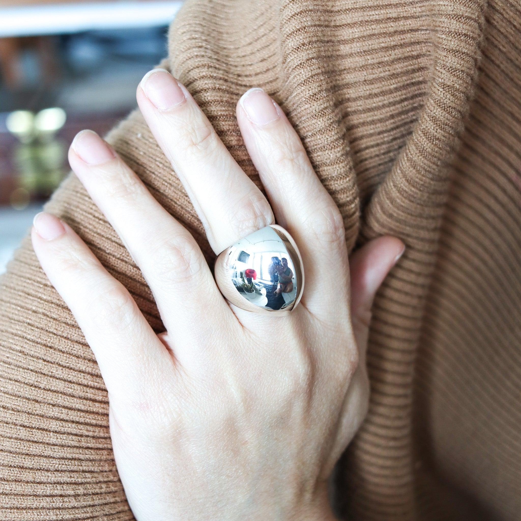 Anello geometrico a cupola disegnato da Monica Coscioni. 

Bellissimo ed elegante anello da cocktail contemporaneo, creato nella città di Orvieto presso l'atelier della designer Monica Coscioni. Questo moderno pezzo geometrico a cupola è stato