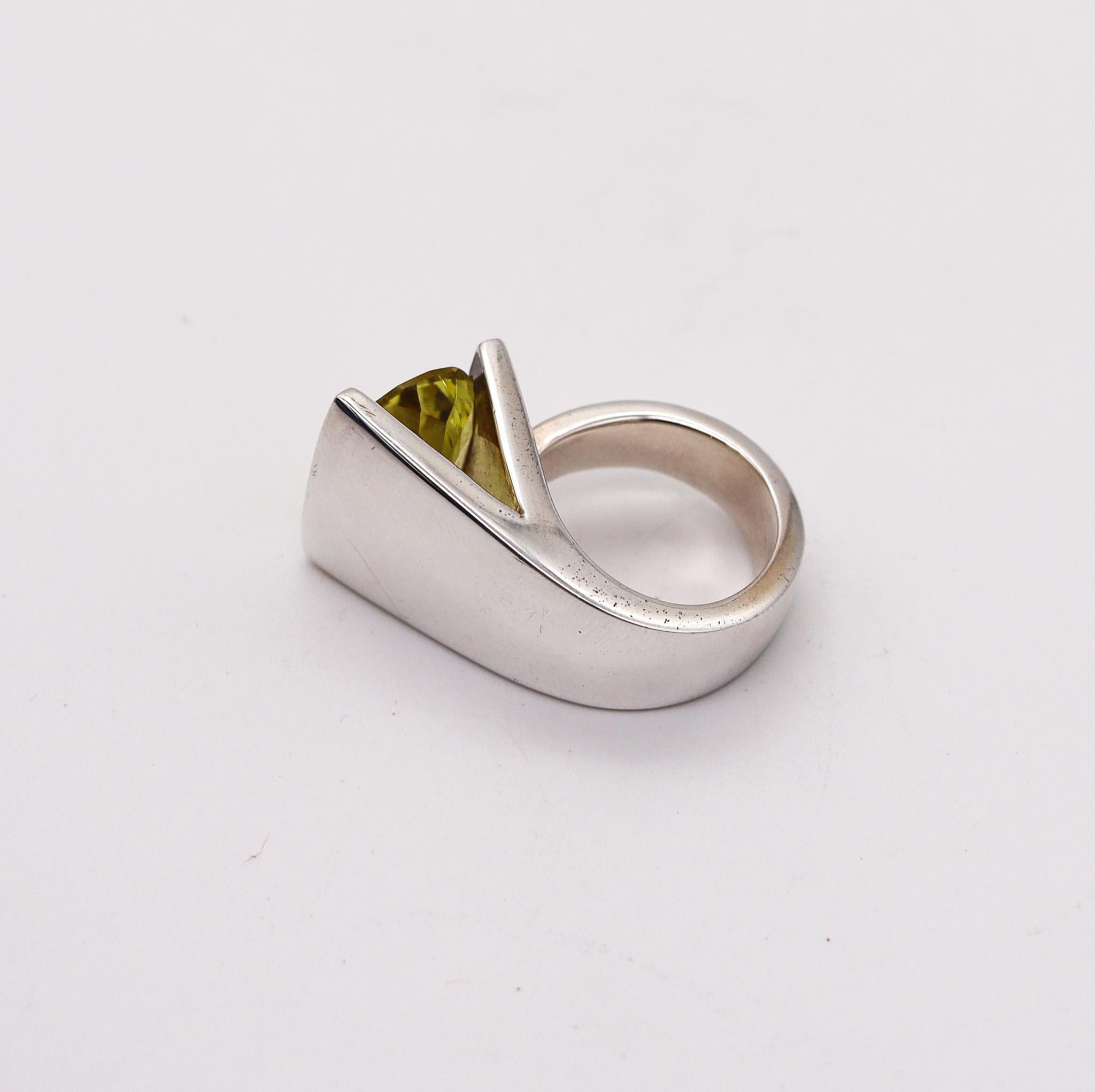 Monica Coscioni Modernist Cocktail Ring In Sterling Silver With 9.78 Ct Heliodor In Excellent Condition For Sale In Miami, FL