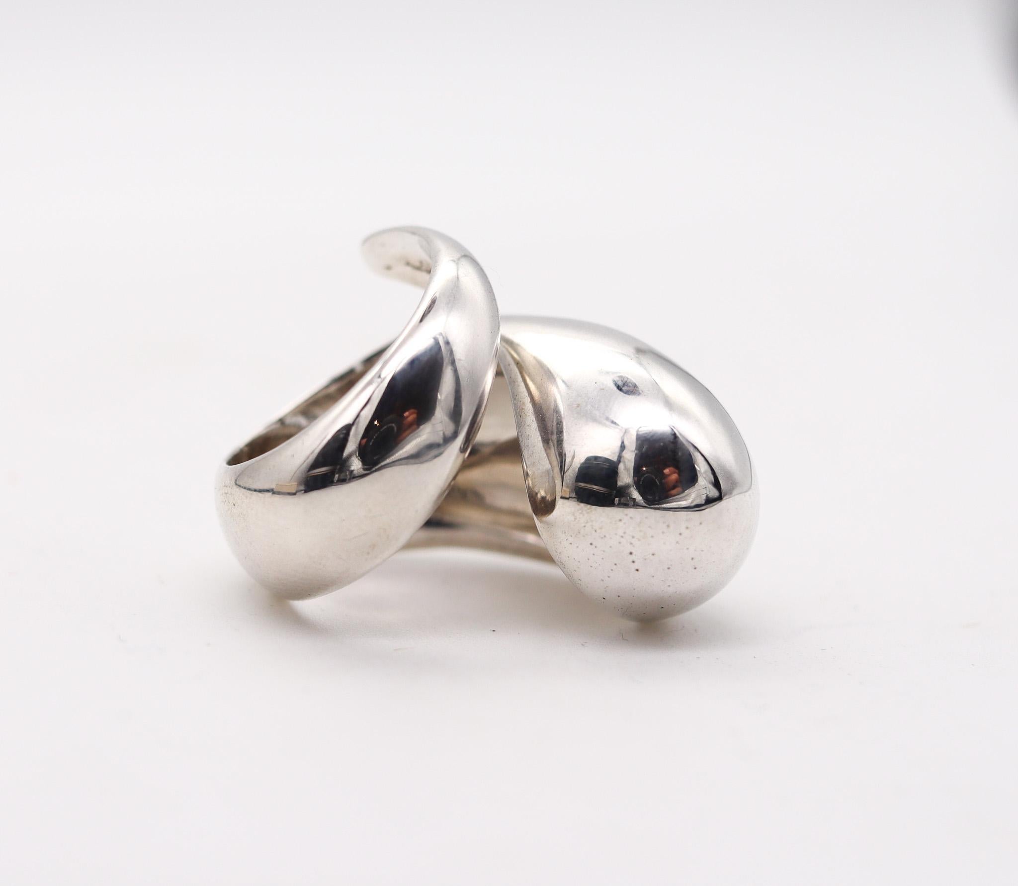 Monica Coscioni Modernist Twisted Sculptural Ring in Solid .925 Sterling Silver In Excellent Condition For Sale In Miami, FL