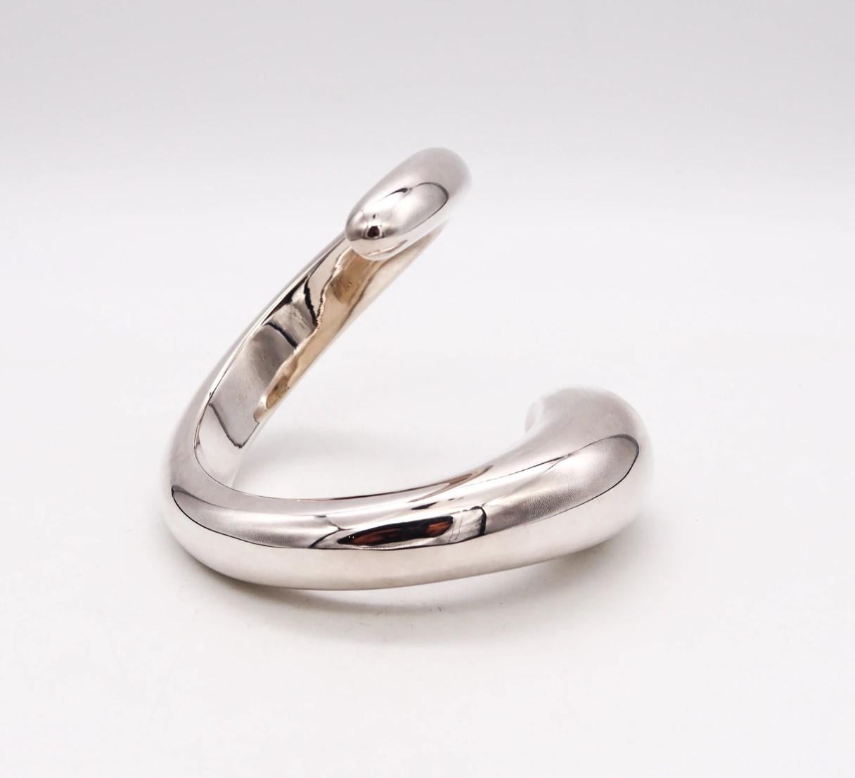Geometric bangle bracelet designed by Monica Coscioni. 

Beautiful and sleek contemporary piece, created in Orvieto Italy at the jewelry atelier of the designer Monica Coscioni. This modern geometric free form bangle-bracelet has been crafted in