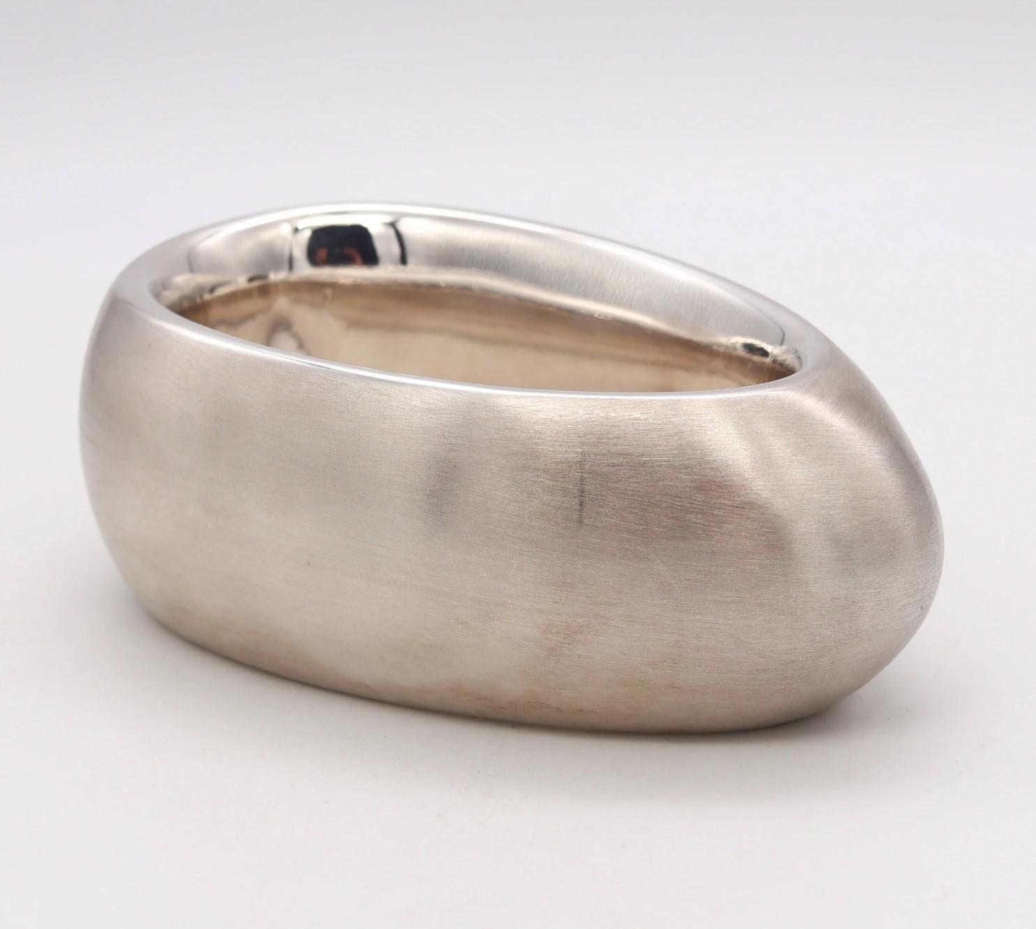 Geometric bangle bracelet designed by Monica Coscioni. 

Beautiful and sleek contemporary piece, created in Orvieto Italy at the jewelry atelier of the designer Monica Coscioni. This modern geometric ovoid bangle-bracelet has been crafted in solid