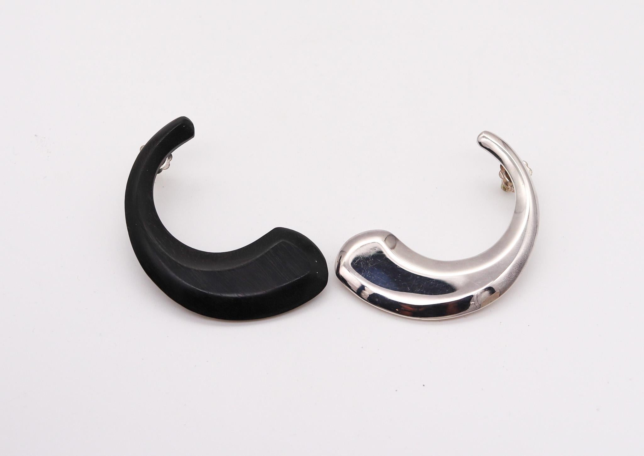 Boucles d'oreilles en argent et bois conçues par Monica Coscioni. 

Magnifique paire de boucles d'oreilles positives et négatives, créées dans la ville d'Orvieto en Italie dans l'atelier de joaillerie de la créatrice Monica Coscioni. Cette pièce