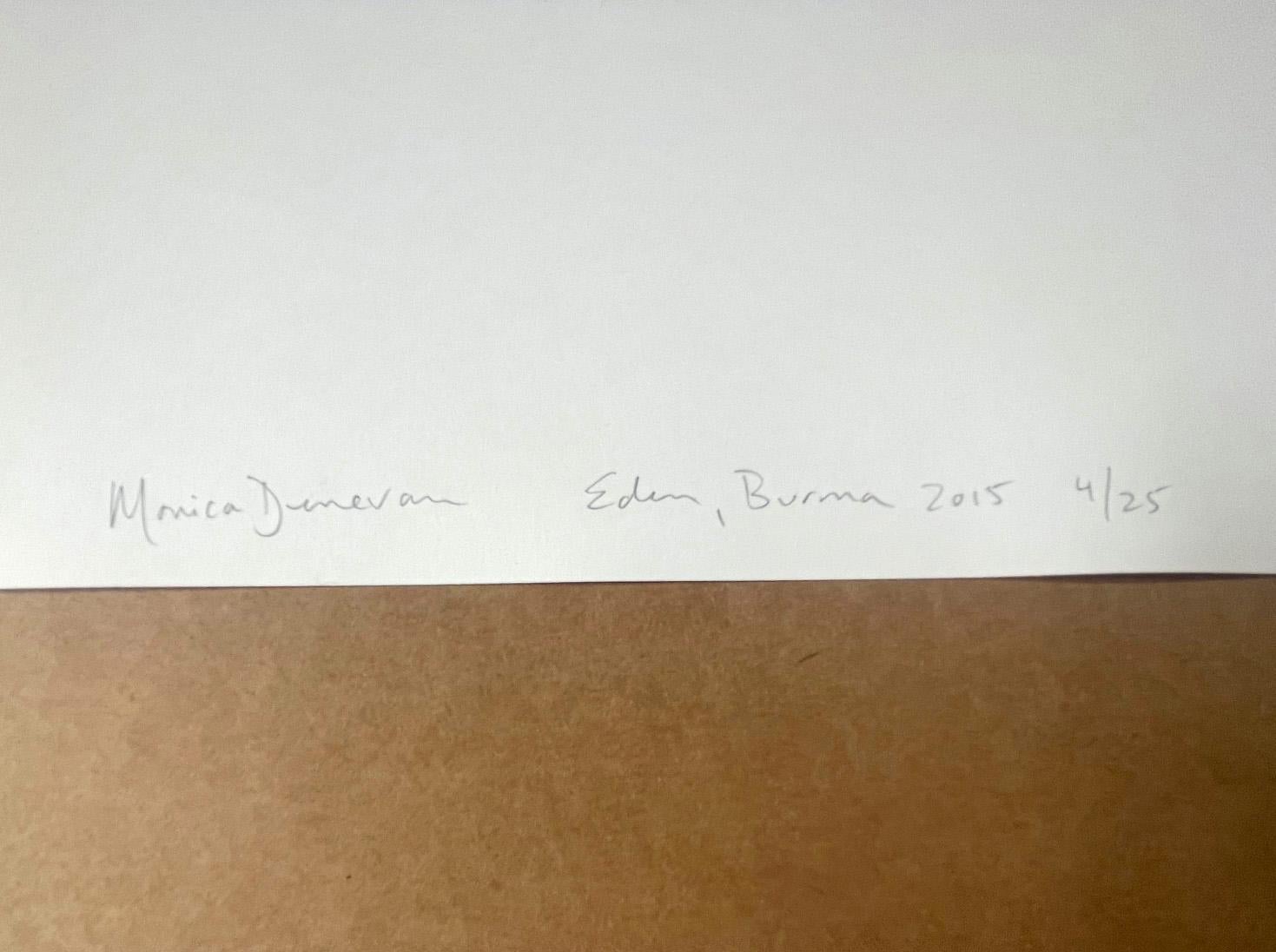 Divers von Monica Denevan   Porträtfotografie aus Birma. Ungerahmt. im Angebot 1
