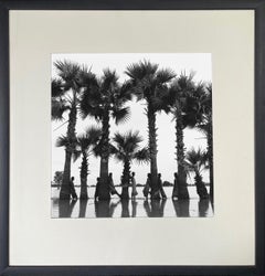 Line of Palms di Monica Denevan.  Fotografia BW serena incorniciata proveniente dalla Birmania.