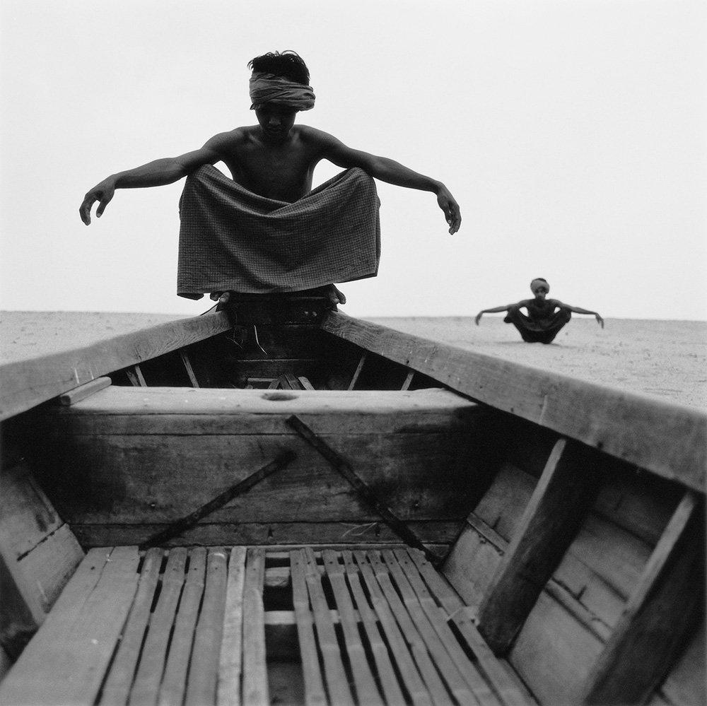 Avian von Monica Denevan    Fotografie, Silbergelatineabzug, Birma 2005

Monica Denevan studierte Fotografie an der San Francisco State University.  Sie hat viele Jahre lang ausgedehnte Reisen in Birma und China unternommen.  Denevans Fotografien