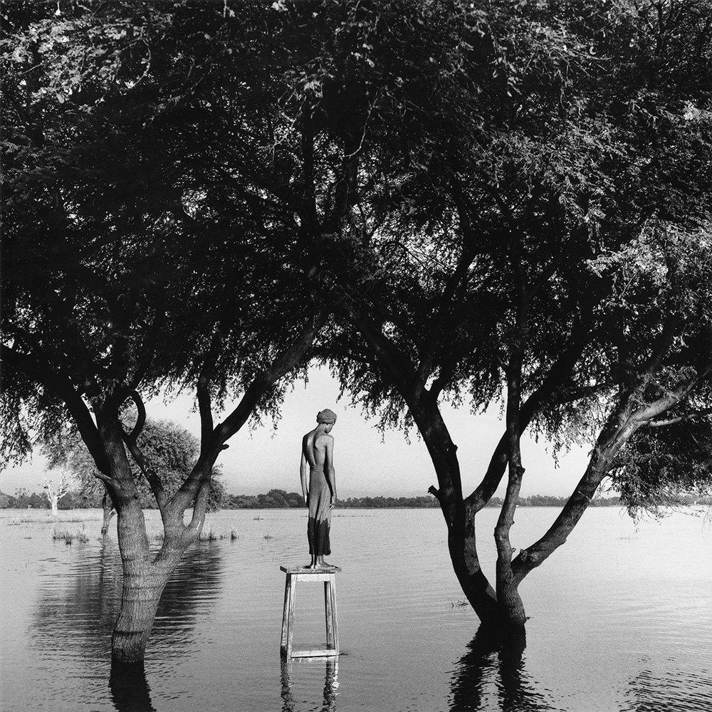 L'été par Monica Denevan  - Photographie, épreuve à la gélatine argentique avec cadre en bois

Monica Denevan a étudié la photographie à l'université d'État de San Francisco.  Elle a beaucoup voyagé en Birmanie et en Chine pendant de nombreuses