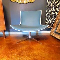 Monica Förster para Bernhardt Silla giratoria Vika de cuero azul y esmalte blanco