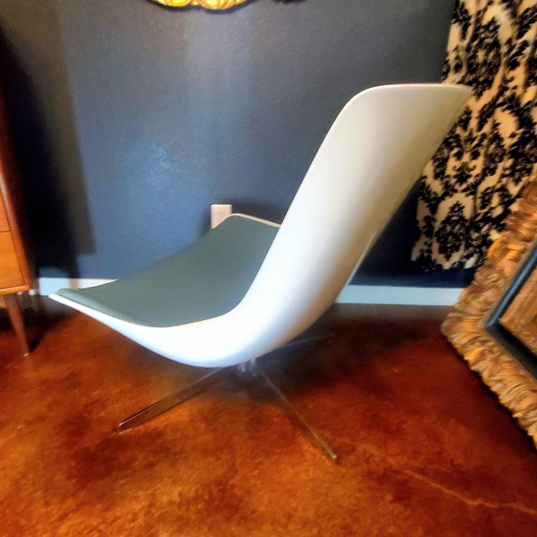 Monica Förster for Bernhardt Blue Leather and White Enamel Swivel Vika Chair For Sale 2