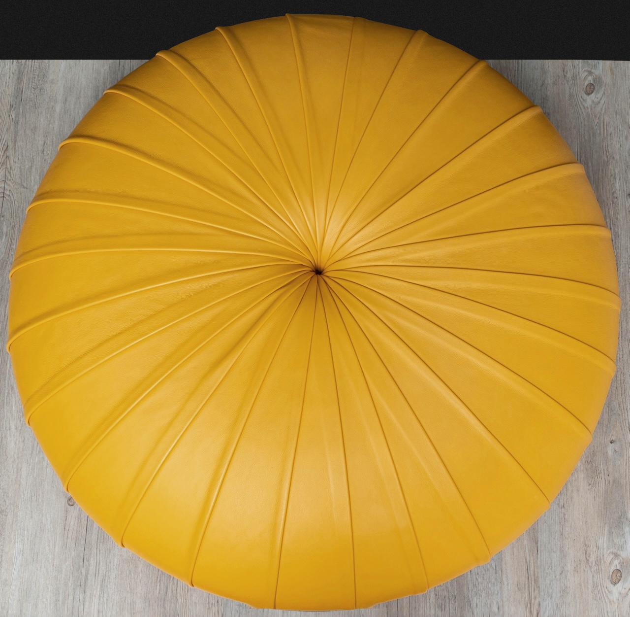 Large round Esedra Ottoman design by Monica Förster.

Edition made in yellow Pelle leather by Poltrona Frau in 2010.

The Esedra ottoman model is only available on 5 month order in Poltrona Frau factory.

Very good condition.

D. 100cm x H.