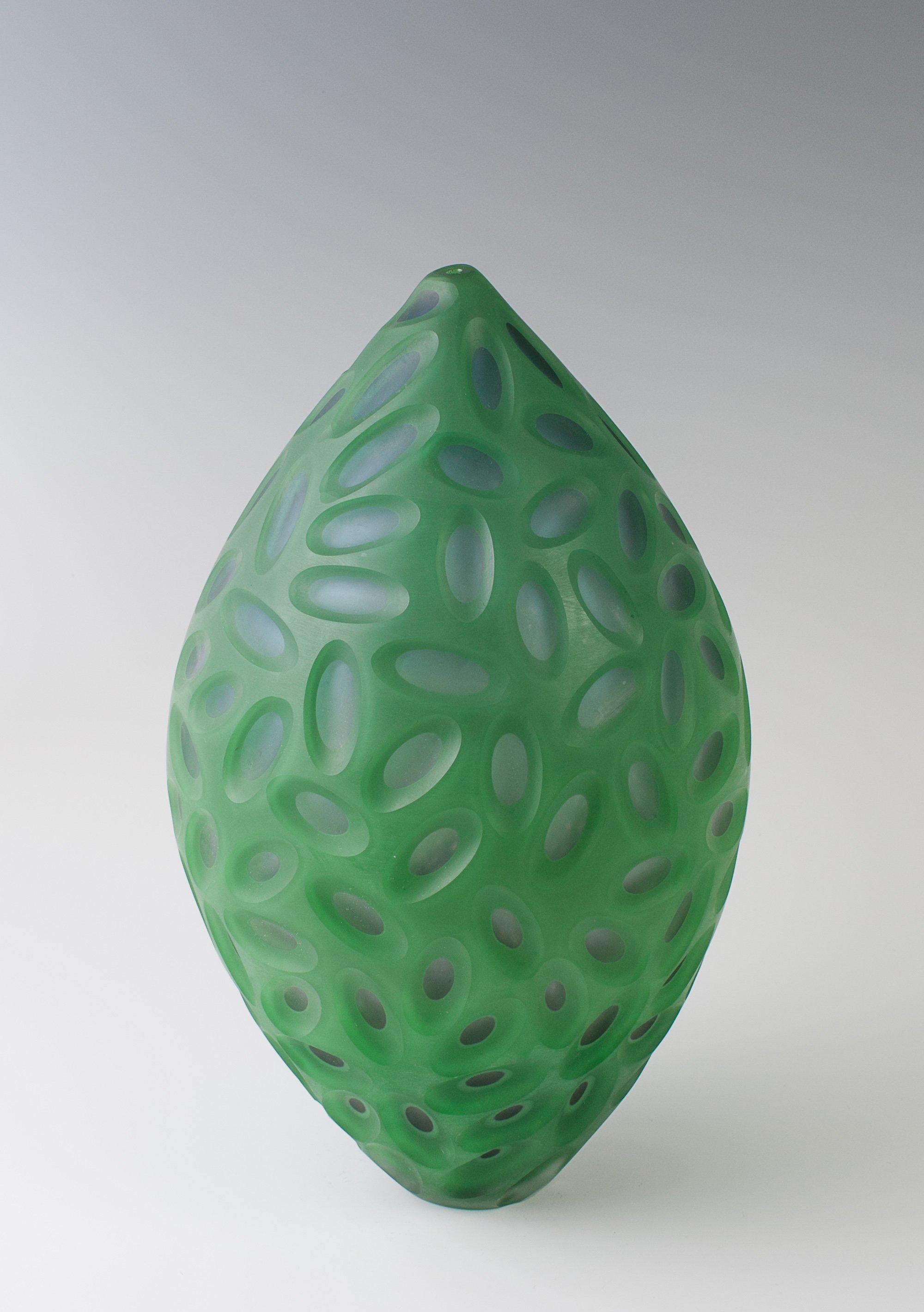 Philip Baldwin and Monica Guggisberg; Blown and carved glass vessel, 
Switzerland, 2000.
Signed, dated, titled and numbered (BF6862).
Unique piece.
High: 34,5 cm.
Excellent condition.