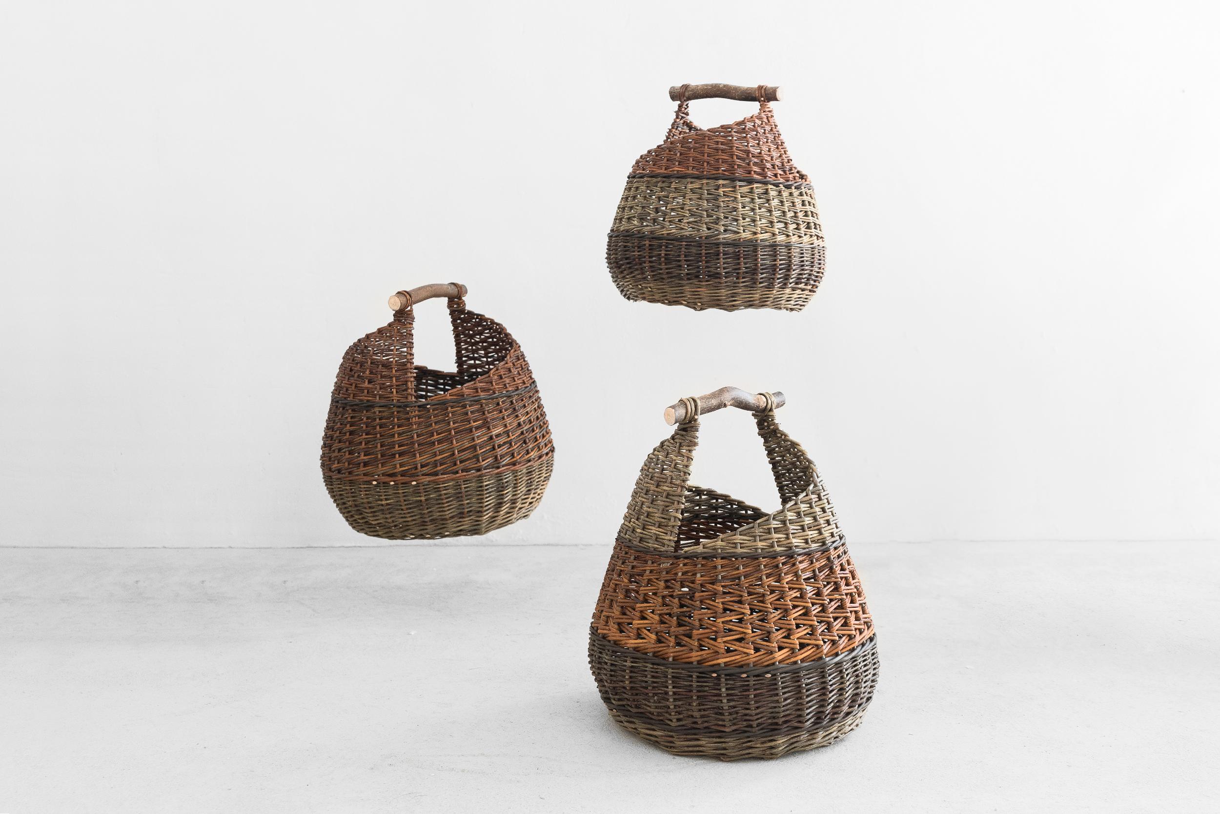 Mónica Guilera Subirana
Baskets
Manufactured by Mónica Guilera Subirana
Produced in exclusive for SIDE GALLERY
Villanova i la Geltrú (Catalonia), 2020
Willow with wooden handle

Measurements
Different measurements

Functional and