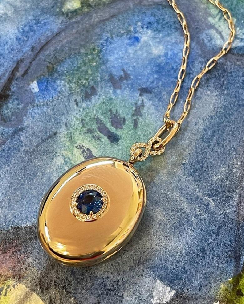 Monica Rich Kosann Unendlichkeits-Medaillon mit blauem Saphir aus 18 Karat Gelbgold mit Diamanten im Zustand „Neu“ im Angebot in Norwalk, CT