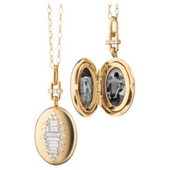 Monica Rich Kosann: 18 Karat Gold Medaillon-Halskette „Olivia“ mit Baguette-Diamanten