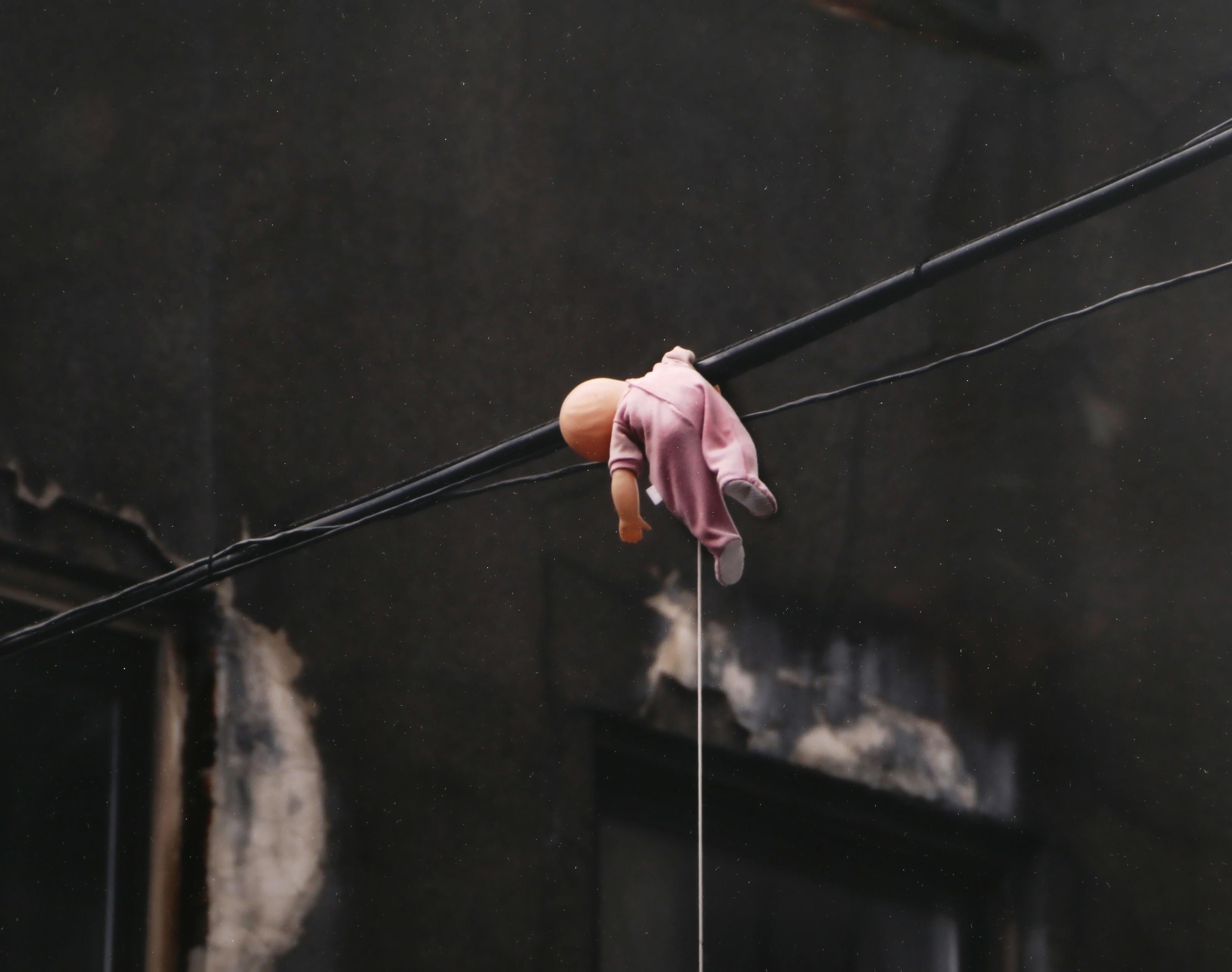 Muñecas en la línea telefónica, Fotografía moderna de Monica Shulman en venta 1