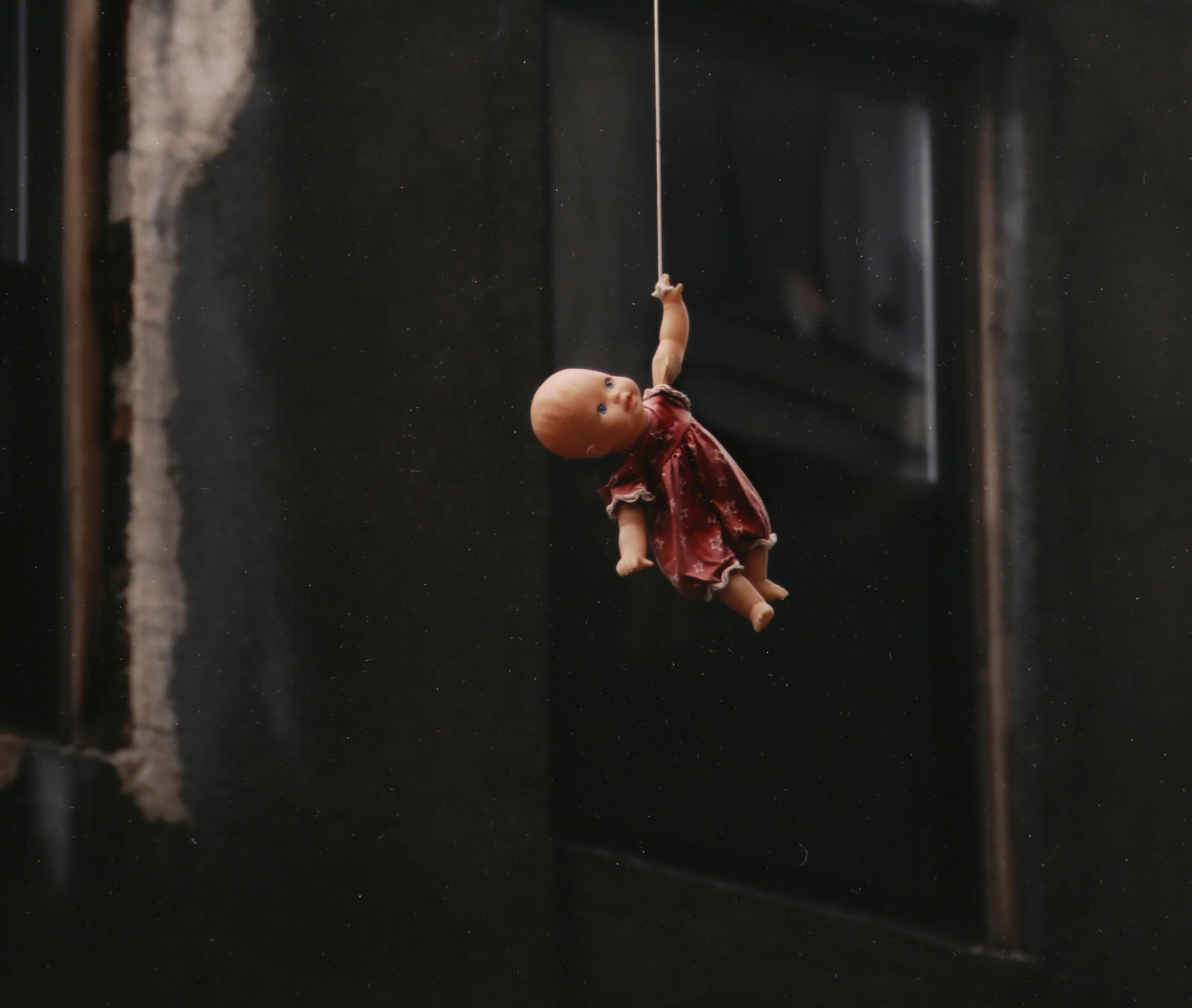 Muñecas en la línea telefónica, Fotografía moderna de Monica Shulman en venta 2