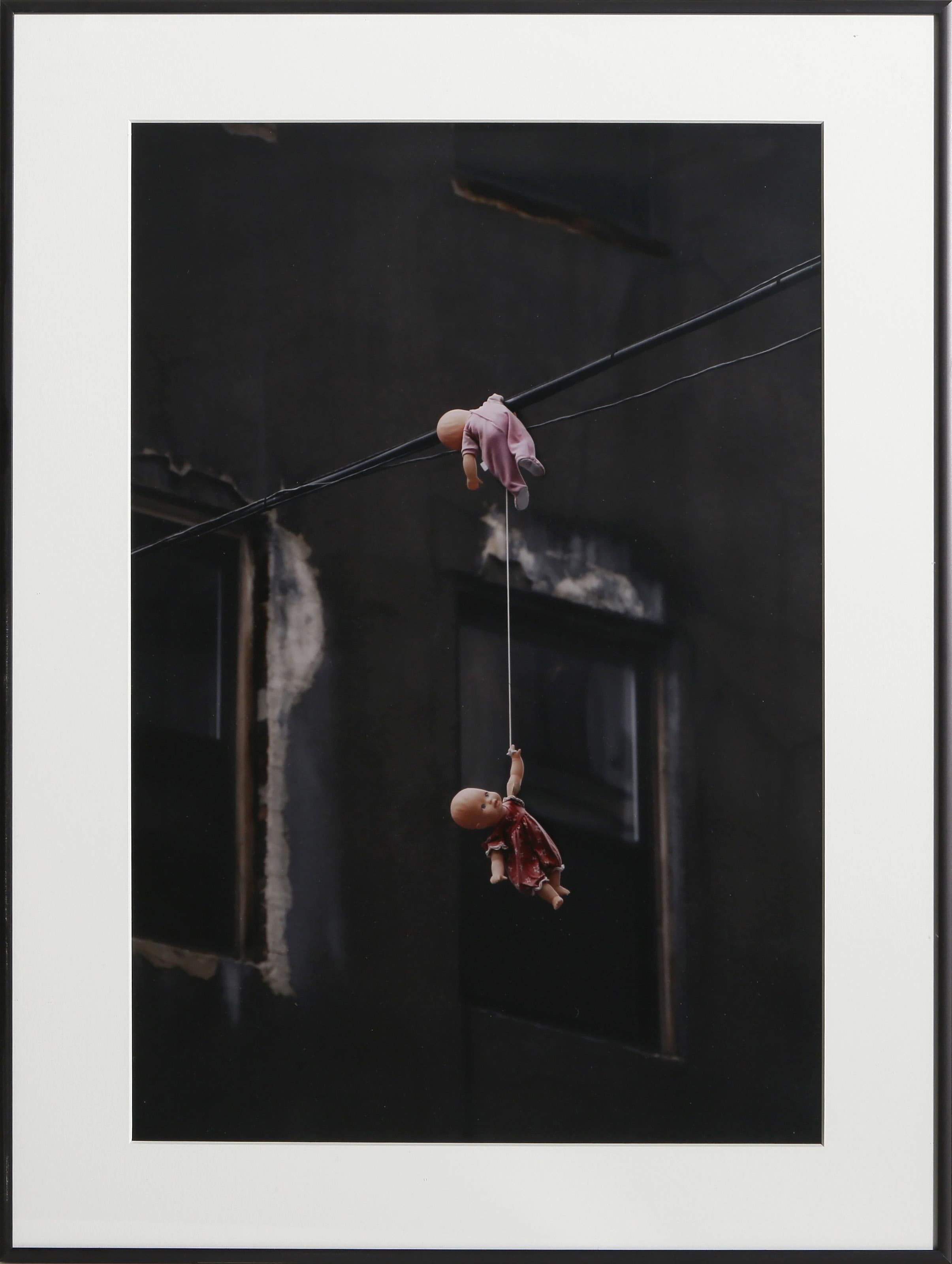  Monica Shulman, estadounidense (1977 - ) -  Muñecas en la línea telefónica, Año:  2008, Medio:  Fotografía, firmada y fechada con tinta en el verso, Tamaño de la imagen:  19,5 x 13 pulgadas, Tamaño:  50,8 x 40,64 cm (20 x 16 pulg.), Tamaño del