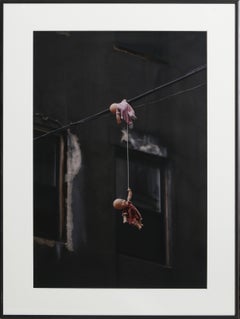 Bambole sulla linea telefonica, fotografia moderna di Monica Shulman
