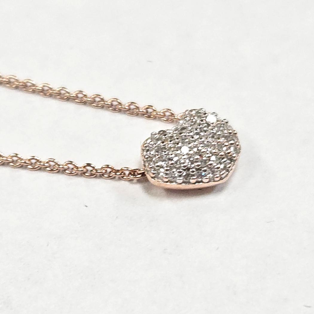 Monica Vinader Collana Nura Heart - Vermeil rosa su argento sterling con micro pavé di diamanti
Delicata e romantica, questa autentica collana di Monica Vinader della collezione Nura è realizzata in argento sterling placcato con vermeil rosa, che le