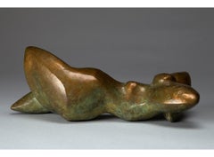 "Buongiorno" Scultura in bronzo di una donna sdraiata con le braccia dietro la testa