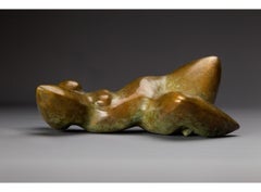 « Good Morning », sculpture en bronze d'une femme allongée, les bras derrière la tête